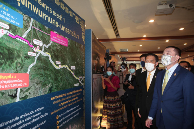 Bộ trưởng Giao thông Thái Lan Saksayam Chidchob nghiên cứu việc kết nối tuyến đường sắt trong nước với dự án đường sắt cao tốc Lào-Trung. Ảnh: BKP