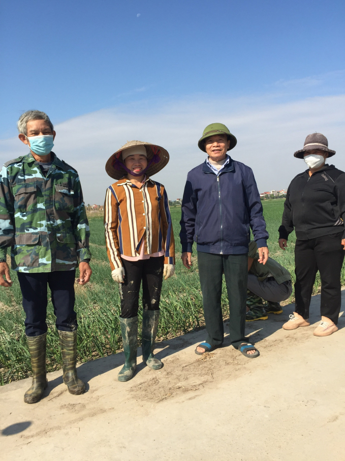 Tác giả Nguyễn Hữu Vân (đội mũ cối) cùng nhóm nông dân Đội 8 xã An Bình, huyện Nam Sách thăm đồng hành vụ đông. Ảnh: NVCC.