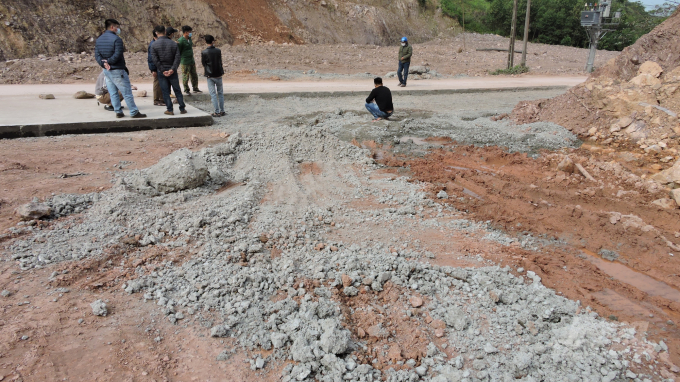 Đoạn đường vật liệu bị đào ra thể hiện nguyên liệu đá không đồng đều, đúng thiết kế, đúng mác bê tông. Ảnh: Toán Nguyễn.