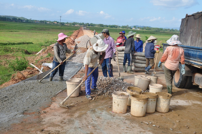 Trong xây dựng nông thôn mới Bình Định nổi bật tiêu chí đường giao thông nông thôn. Ảnh: V.Đ.T