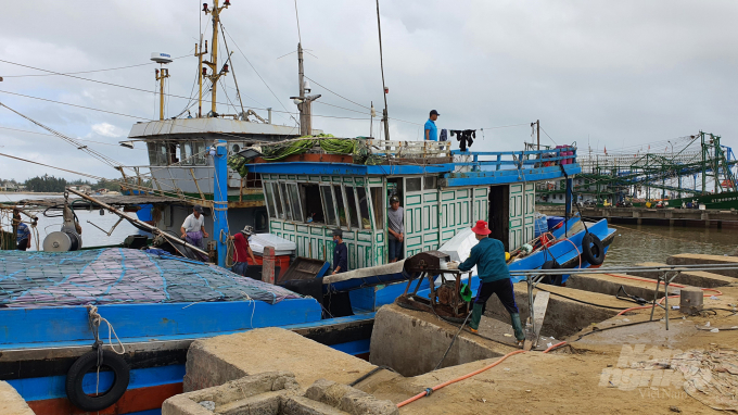 Ngư dân Quảng Trị vận chuyển nhu yếu phẩm xuống tàu chuẩn bị vươn khơi. Ảnh: CĐ.