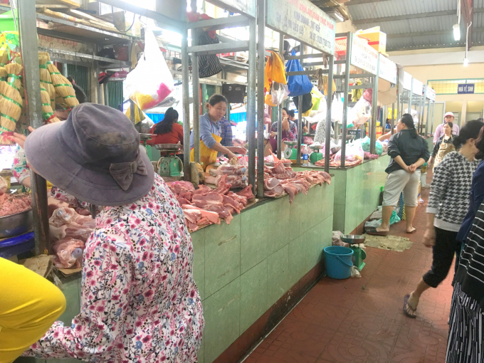 Từ khi có 2 cơ sở giết mổ động vật tập trung hoạt động tại TP Quy Nhơn, sản phẩm động vật trên thị trường Thành phố được bảo đảm an toàn vệ sinh thực phẩm. Ảnh: Vũ Đình Thung.