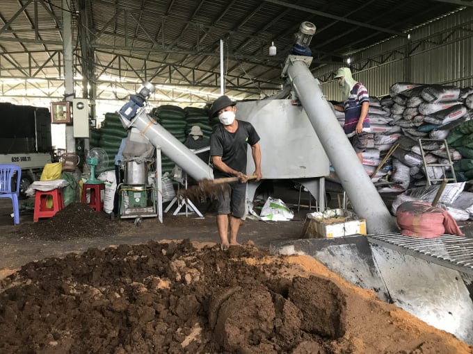 Coco peat combined with vermicompost and rice husk ash creates high-value clean soil products. Photo: Minh Dam.