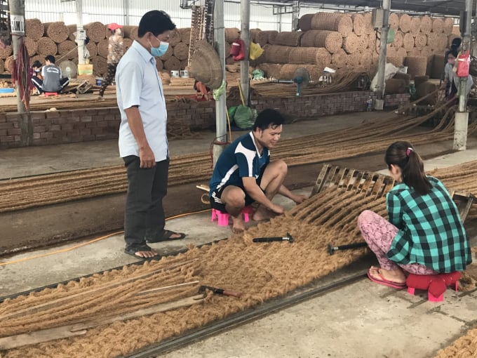 Weaving coir carpet from coir threads helps to increase the product value by dozens of times. Photo: Minh Dam.