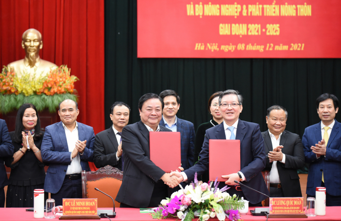 Minister of Agriculture and Rural Development Le Minh Hoan and Chairman of Central Committee of the Vietnam Farmers' Union Luong Quoc Doan signed the cooperation agreement for the period of 2021 - 2025. Photo: Minh Phuc.