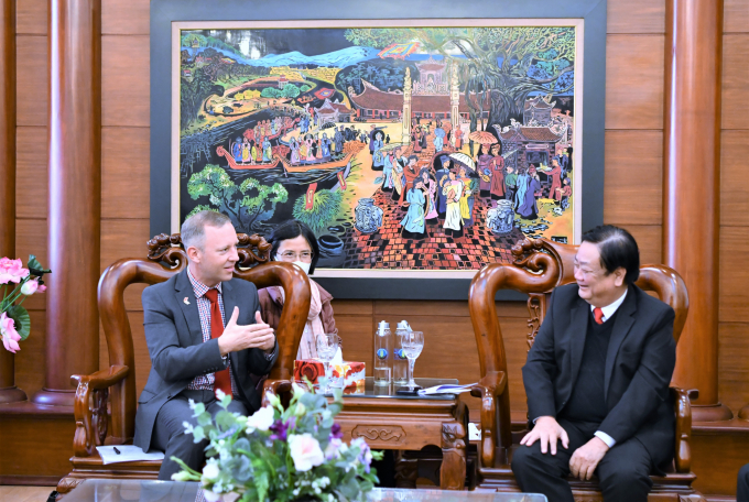 Minister Le Minh Hoan (right) receives the UK Ambassador to Vietnam, Mr. Gareth Ward. Photo:  Pham Hieu.