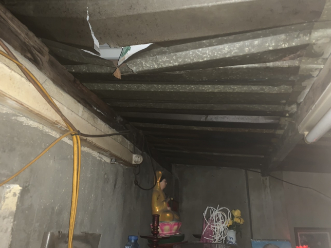 Mái tôn nhà 401 Bạch Mai bị thủng vì rơi vãi vật liệu xây dựng trong quá trình thi công xây dựng nhà hàng xóm.