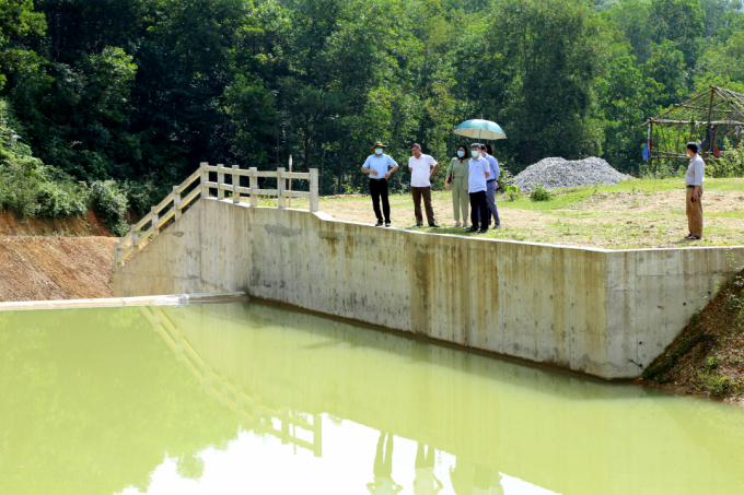 The delegation of the General Department of Irrigation and leaders of the Department of Agriculture and Rural Development of Hoa Binh province inspected the construction site to repair, upgrade and ensure the safety of Dong Ben lake in Ky Son district. Photo: Minh Phuc.