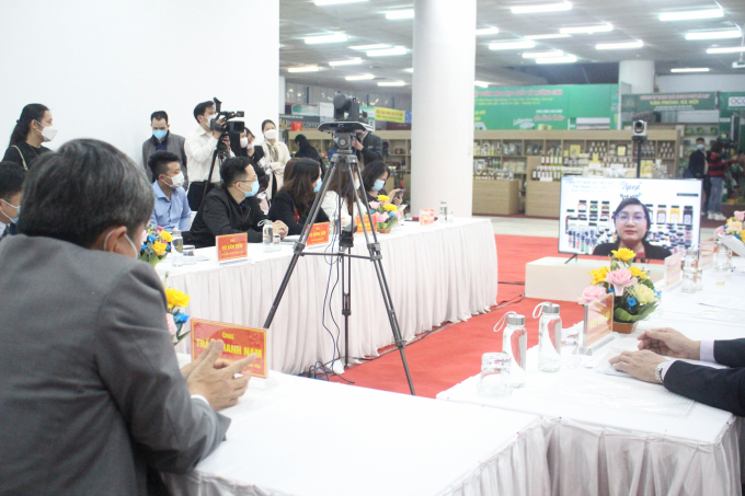 Thứ trưởng Bộ NN-PTNT Trần Thanh Nam cùng các đại biểu trải nghiệm tham quan, trao đổi với các gian hàng online. Ảnh: Trung Quân.