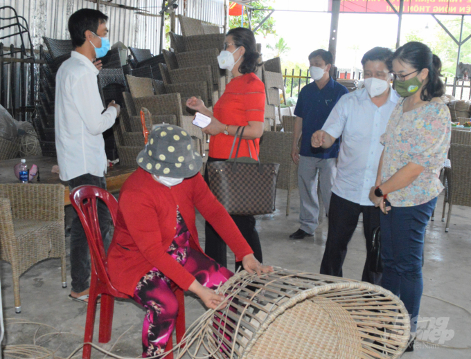 Làng nghề đan ghế nhựa đã tạo việc làm, tăng thu nhập cho người dân Vĩnh Thuận trong những lúc nông nhàn. Ảnh: Trung Chánh.