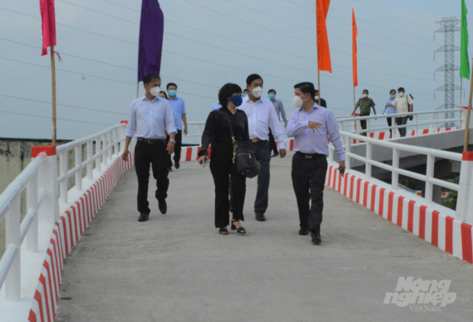 Huyện Vĩnh Thuận tích cực thực hiện phong trào xây dựng NTM trong nhiều năm qua, đã tạo được sự chuyển biến tích cực trên nhiều lĩnh vực, giao thông đi lại thuận tiện. Ảnh: Trung Chánh.