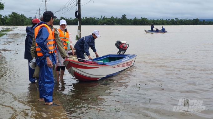 Cộng đồng thôn Xuân Lâm, xã Hải Lâm, huyện Hải Lăng chủ động huấn luyện phương án cứu hộ trước mùa mưa lũ. Ảnh: CĐ.