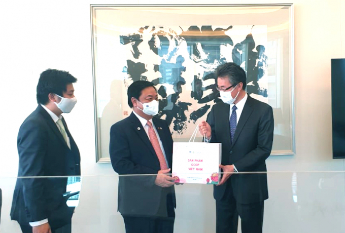 Bộ trưởng Lê Minh Hoan tặng quà là sản phẩm OCOP của Việt Nam cho Phó Chủ tịch JICA - Shinichi Yamanaka.