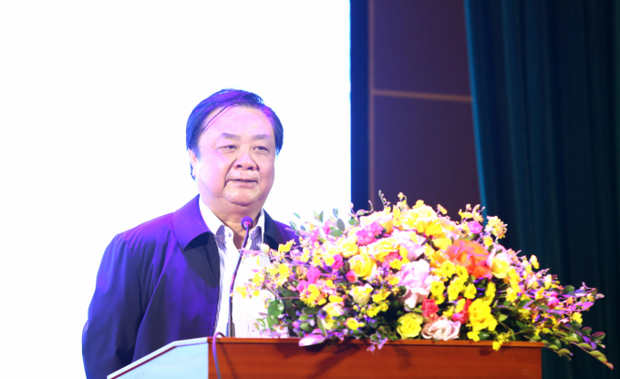 Minister of Agriculture and Rural Development Le Minh Hoan shared about resources for sustainable development of agriculture and rural development in the direction of cooperation - connectivity - market at the University of Water Resources on December 11. Photo: Minh Phuc.