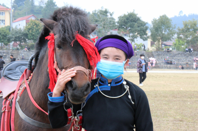 Một nữ kỵ sĩ Bắc Hà tham dự đua ngựa tại lễ hội mùa đông Bắc Hà năm 2021. Ảnh: H.Đ.