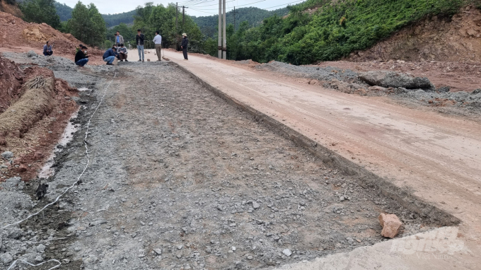 Đoạn đường bê tông Công trình đường Phúc Thuận - Phúc Tân phải đảo lên làm lại. Ảnh: Toán Nguyễn.
