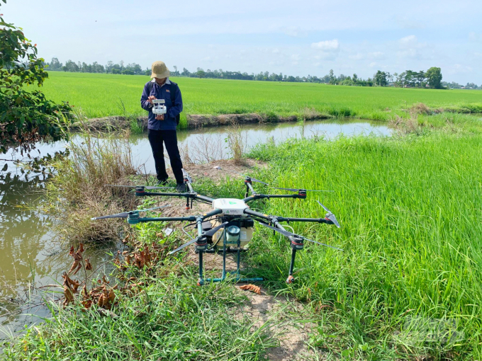 Using drone to spray pesticides. Photo: Le Hoang Vu.