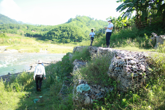 Kè dọc bờ sông phòng chống nguy cơ sạt lở ảnh hưởng đến cuộc sống và sản xuất của người dân ở Quảng Ngãi. Ảnh: L.K.