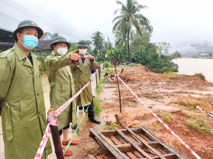 Ông Nguyễn Phi Long, Chủ tịch UBND tỉnh Bình Định (đứng giữa), kiểm tra thiệt hại do mưa lũ trong những ngày qua. Ảnh: V.Đ.T