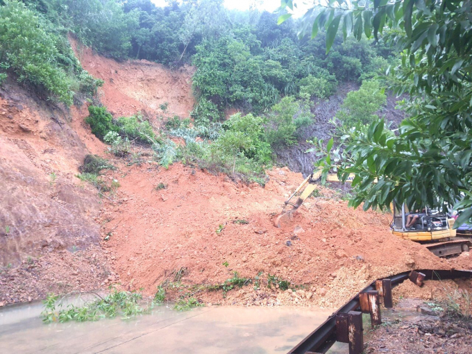 Đèo Bà Nam trên tuyến ĐT 639 (huyện Phù Mỹ, Bình Định) bị sạt lở do mưa lớn trong những ngày qua. Ảnh: V.Đ.T