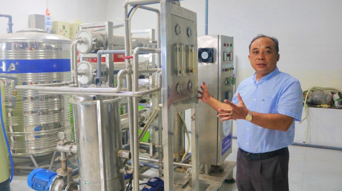 Anh Duy giới thiệu hệ thống lọc nước ozone được Công ty đầu tư phục vụ cho chế biển sản phẩm rong nho, cũng như phục vụ nguồn nước nuôi lại. Ảnh: KS.