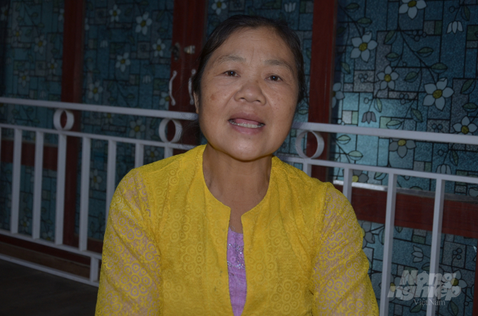 Chị Hà Thị Thu, nguyên nữ hộ sinh của Trạm y tế xã Lũng Vân (cũ) đang kể lại chuyện cách đây hơn 10 năm. Ảnh: Dương Đình Tường.