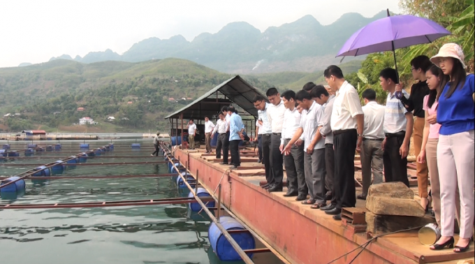 Huyện Quỳnh Nhai (Sơn La) thường xuyên tổ chức các hội nghị, mô hình nuôi cá lồng bền vững để người dân học tập, nhân rộng. Ảnh: Nguyễn Thiệu.
