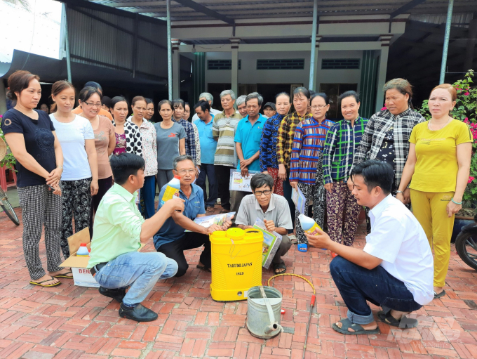 Đội ngũ khuyến nông cơ sở tại Kiên Giang trực tiếp 'cầm tay chỉ việc', giúp đỡ nông dân xây dựng nhiều mô hình trồng trọt, chăn nuôi hiệu quả. Ảnh: Trung Chánh.