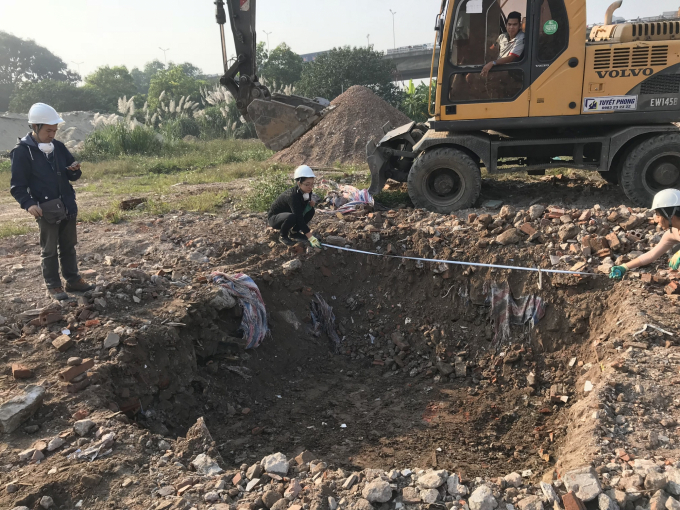 Nhóm chuyên gia Dự án JST-JICA SATREPS tiến hành khảo sát tại bãi chứa phế thải xây dựng tại Thanh Trì, Hà Nội, tháng 12/2018.