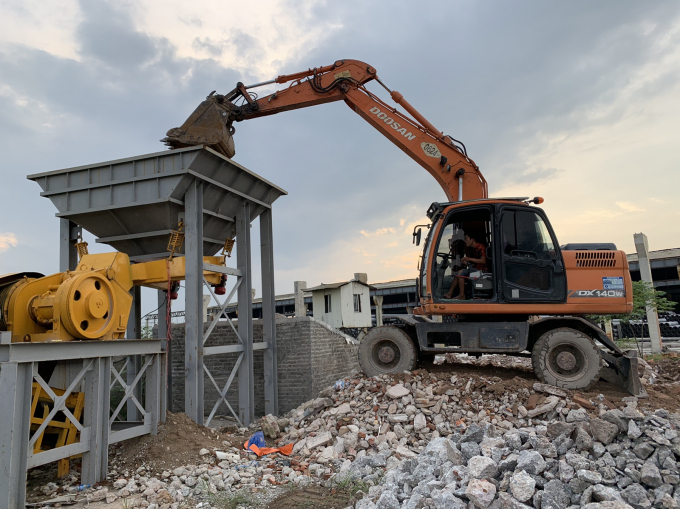 Vận hành dây chuyền máy nghiền rác thải xây dựng để tái sản xuất vật liệu xây dựng của Dự án JST-JICA SATREPS về quản lý và tái chế rác thải xây dựng, Hà Nội, tháng 9/2020. 