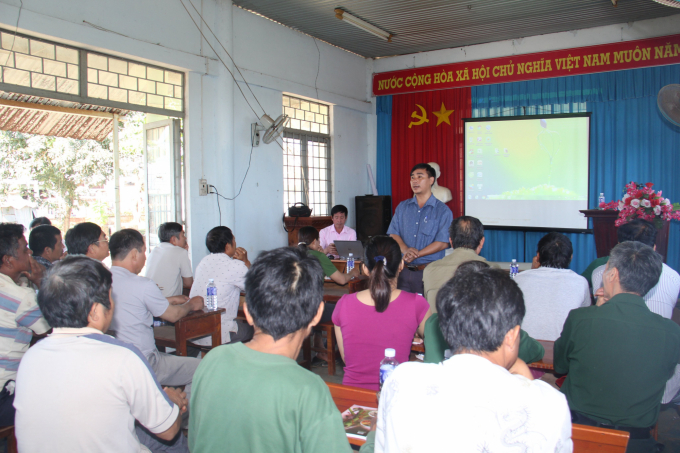 Tập huấn kỹ thuật thâm canh điều cho nông dân tại xã Đắk Nhau (Bù Đăng, Bình Phước). Ảnh: Trần Trung.