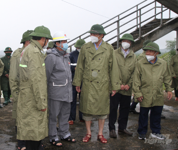Bộ trưởng Bộ NN-PTNT Lê Minh Hoan kiểm tra công tác ứng phó cơn bão số 8 tại khu vực hồ Vực Mấu. Ảnh: Việt Khánh.