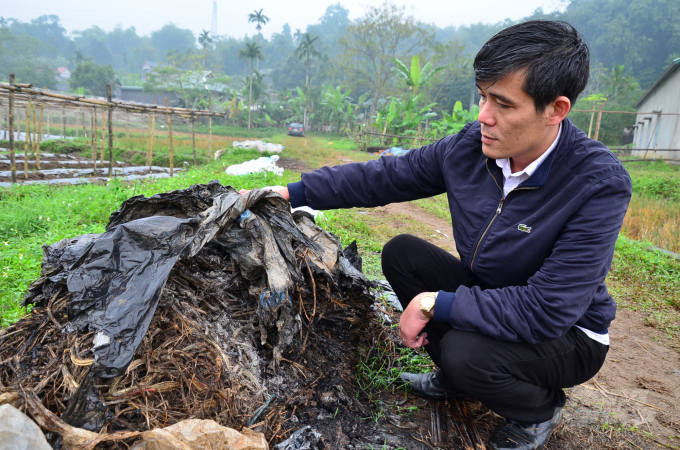 Plastic waste was burned on field in Phong Phu commune. Photo: Van Dinh.
