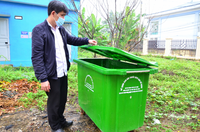 Plastic waster was littered while garbage bin was empty. Photo: Van Dinh.