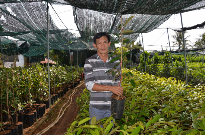 Ông Nguyễn Trí Tâm - Chủ cơ sở kinh doanh cây giống hoa kiểng Tấn Tài nhận xét, diện mạo nông thôn ở Phú Sơn ngày càng khởi sắc. Ảnh: Minh Đảm.