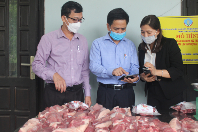 : Scanning the pork’s QR code on smartphone. Photo: Viet Toan.