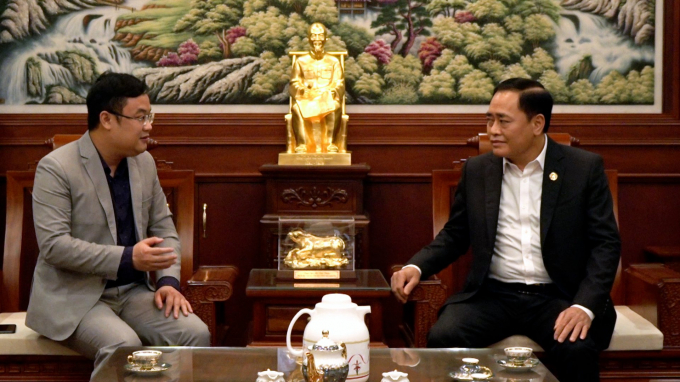 Ông Hồ Tiến Thiệu, Chủ tịch UBND tỉnh Lạng Sơn (bên phải) trả lời phỏng vấn Báo Nông nghiệp Việt Nam về tình hình và giải pháp tháo gỡ khó khăn cho xuất khẩu nông sản qua khu vực cửa khẩu. Ảnh: Thanh Thủy.