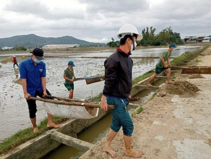 Đoàn viên thanh niên, bộ đội ở Bình Định khắc phục kênh mương nội đồng bị lũ bồi lấp để phục vụ sản xuất vụ ĐX 2021 - 2022. Ảnh: Vũ Đình Thung.