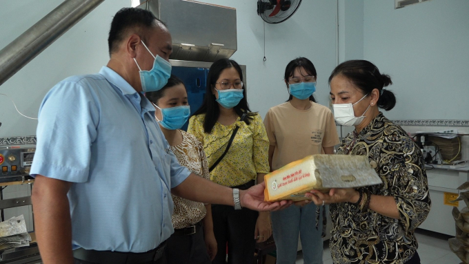 Lãnh đạo Sở NN-PTNT tỉnh Tiền Giang thẩm định sản phẩm gạo VD20 đạt chuẩn OCOP. Ảnh: Trần Trung.