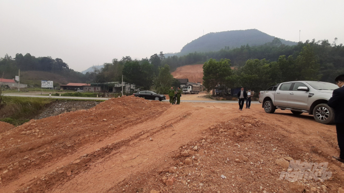 Công ty Phú Thành trong quá trình xây dựng trụ sở xã Quảng Chu đã liên kết với người dân san lấp đất ruộng trái phép, đến nay vẫn chưa bị UBND huyện xử lý. Ảnh: Toán Nguyễn.