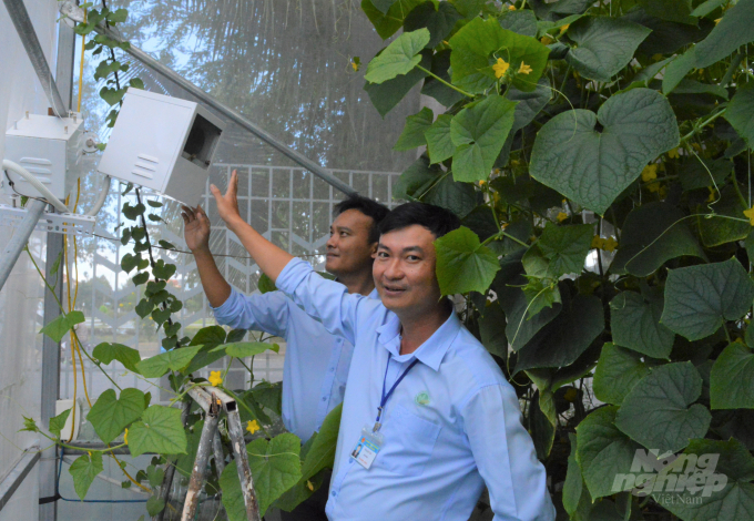According to Mr. Vo Xuan Tan (right), Director of Hau Giang Agricultural Promotion and Service Center, the staff of the commune agricultural technical team is highly trusted by the locals. Photo: Trung Chanh.