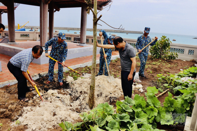  Viện KH-KT Nông nghiệp miền Nam chuyển giao kỹ thuật trồng rau xanh và trồng xây phủ xanh các đảo thuộc Quần đảo Trường Sa. Ảnh: Xuân Chinh.
