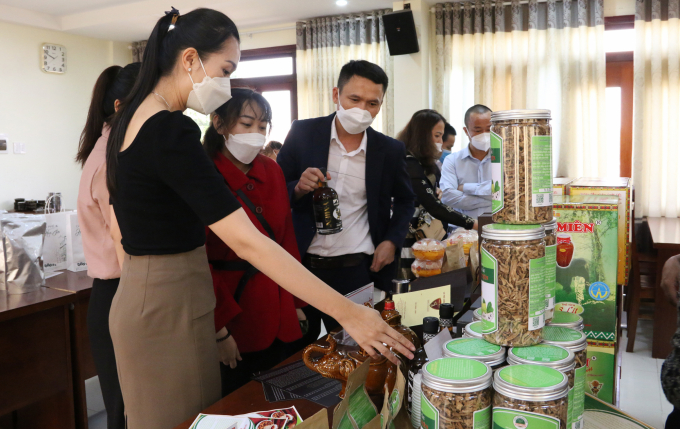 Các đại biểu tham quan sản phẩm được gắng sao OCOP tỉnh Đăk Lăk năm 2021. Ảnh: Quang Yên.