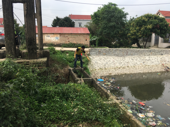 Rác thải sinh hoạt là một trong những thủ phạm gây ô nhiễm hệ thống Bắc Hưng Hải.