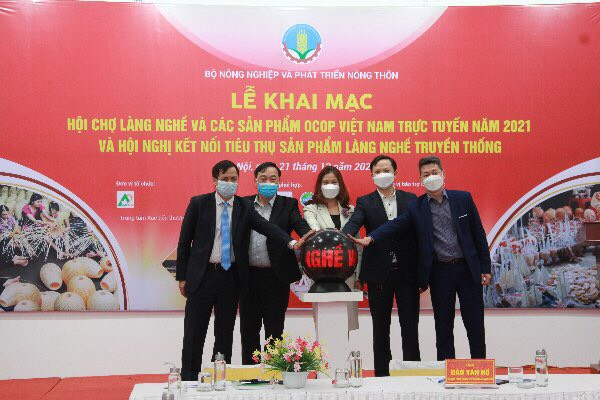 Hội nghị diễn ra trong khuôn khổ Hội chợ Làng nghề và các sản phẩm OCOP Việt Nam trực tuyến năm 2021. Ảnh: Bùi Yến.