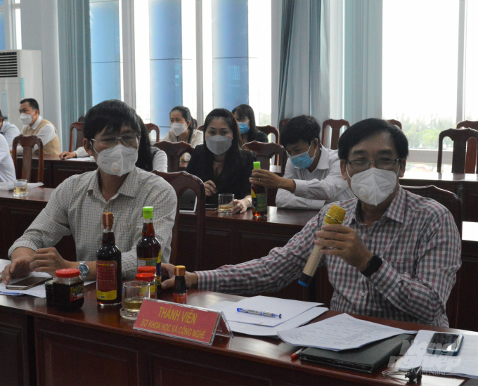 Các thành viên Hội đồng đánh giá sản phẩm OCOP tỉnh Kiên Giang chấm sản phẩm dự thi chương trình mỗi xã một sản phẩm – OCOP đợt 2 năm 2021. Ảnh: Trung Chánh.