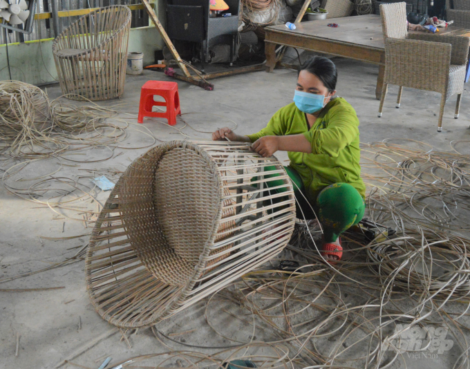 Kiên Giang hiện có trên 60 làng nghề, đến nay đã công nhận được 38 nghề truyền thống, 2 làng nghề và 3 làng nghề truyền thống, hoạt động của làng nghề tạo việc làm, nâng cao thu nhập cho người dân, đẩy nhanh quá trình xây dựng nông thôn mới. Ảnh: Trung Chánh.
