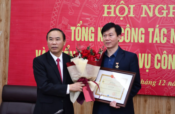 Thứ trưởng Phùng Đức Tiến (bên trái) trao danh hiệu Chiến sĩ thi đua cấp Bộ cho ông Lê Văn Thành - Chánh Văn phòng Bộ NN-PTNT. Ảnh: VG.