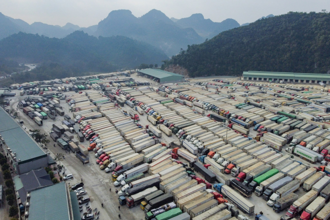 Tính đến sáng 23/12, vẫn còn 4.460 container đang ùn tắc tại các khu vực cửa khẩu của tỉnh Lạng Sơn.