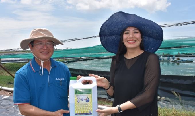 Bà Nguyễn Thị Hằng, Tổng Giám đốc Công ty Cổ phần Tập đoàn thủy sản Bồ Đề (bên phải), đưa sản phẩm sinh học Mother Water tới người nuôi tôm ở ĐBSCL. Ảnh: TL.